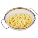 Escurridor de acero inoxidable con pasta recién cocida escurrida