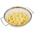 Escurridor de acero inoxidable con pasta recién cocida escurrida