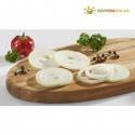 Cebollas en rodajas, pimiento rojo y perejil sobre una tabla Börner con el logotipo "ECOVIDASOLAR".