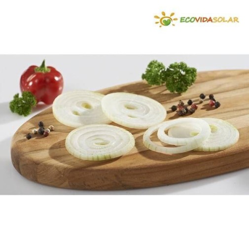 Cebollas en rodajas, pimiento rojo y perejil sobre una tabla Börner con el logotipo "ECOVIDASOLAR".