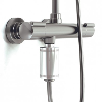El filtro de ducha de cobre QW de Carbonit es muy elegante instalado en una ducha.