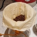 filtro de café de algodón orgánico reutilizable colocado en una cafetera por goteo