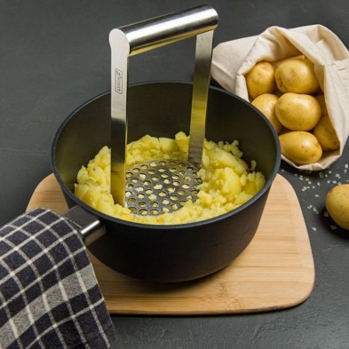 Prensando patatas en olla con el prensador de acero inoxidable de Lurch
