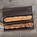 Molde para baguettes de Lurch con dos baguettes cocinados