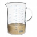 jarra medidora de borosilicato de 1 litro con azúcar dentro