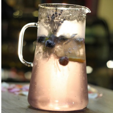 Jarra de vidrio de borosilicato con agua saborizada fría