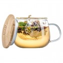 haciendo infusión de hierbas y flores naturales