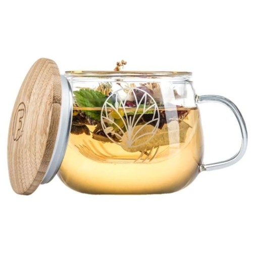 haciendo infusión de hierbas y flores naturales