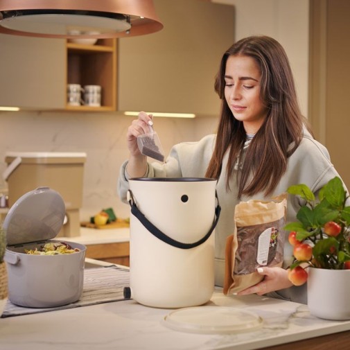 Paso 2 llena tu Bokashi Organko 2 con microorganismos aceleradores