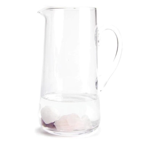 selección de piedras amatistas con cuarzo rosa y blanco en una jarra