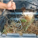 Usando el Aireador de compost en una compostera