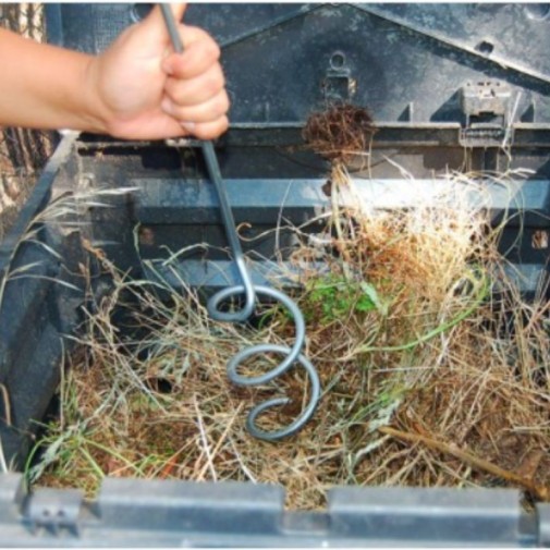 Usando el Aireador de compost en una compostera