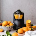 El accesorio para cítricos para el extractor de zumos EVO820 haciendo zumo de naranjas