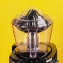 Accesorio para cítricos REVO830 colocado en el extractor de zumos