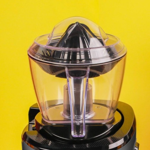 Accesorio para cítricos REVO830 colocado en el extractor de zumos