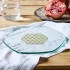 Bandeja de la flor de la vida en oro sobre paño blanco