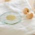 Posavasos con flor de la vida en oro sobre paño blanco con physalis
