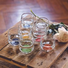 Los vasos de 7 chakras sobre una mesa