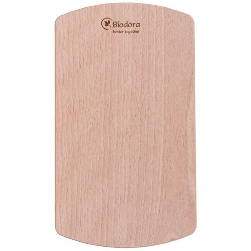 Tabla de cortar de madera de haya colocada de forma vertical