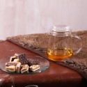 Plato hondo de vidrio trendglas Jena con la merienda y una taza de té