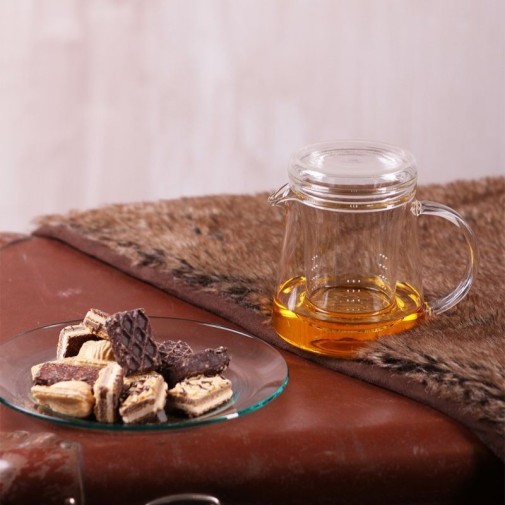Plato hondo de vidrio trendglas Jena con la merienda y una taza de té