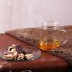 Plato hondo de vidrio trendglas Jena con la merienda y una taza de té