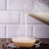 Taza de vidrio de borosilicato MEDIO sirviendo la leche