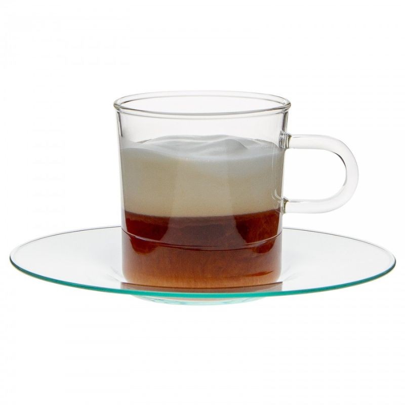 Taza de café de vidrio de borosilicato con platillo con café servido
