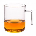 Taza OFFICE DOT XL de vidrio de borosilicato con té a medio llenar