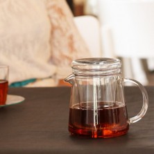 Tetera de vidrio de borosilicato FOR TWO en la mesa con un buen té