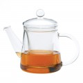 Tetera de vidrio de borosilicato con té color ámbar, tapa y pico.