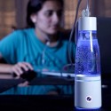 Persona inhalando hidrógeno molecular con el hidrogenador de agua