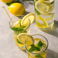 pajita de vidrio en un vaso para beber limonada