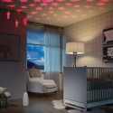 Habitacion ambientada con la luz roja proyectada que tiene el purificador de aire Babyair Airfree