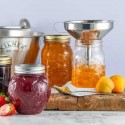 Embudo con colador Kilner confitando frutas en los tarros de Kilner