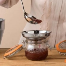 Utilizando el embudo ancho de Kilner para llenar un tarro de mermelada