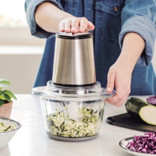 Picadora Quartz de Lacor picando alimentos