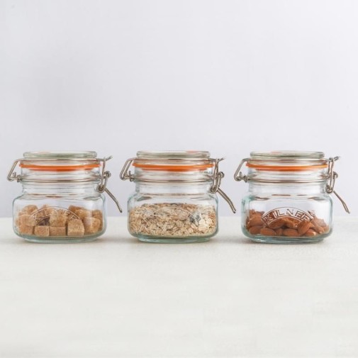 Tres tarros de vidrio clip top redondo 0.5L con terrones de azúcar morena, avena y almendras