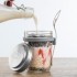 Tarro fiambrera con cuchara de Kilner con postre de frutas con leche, avena y chía