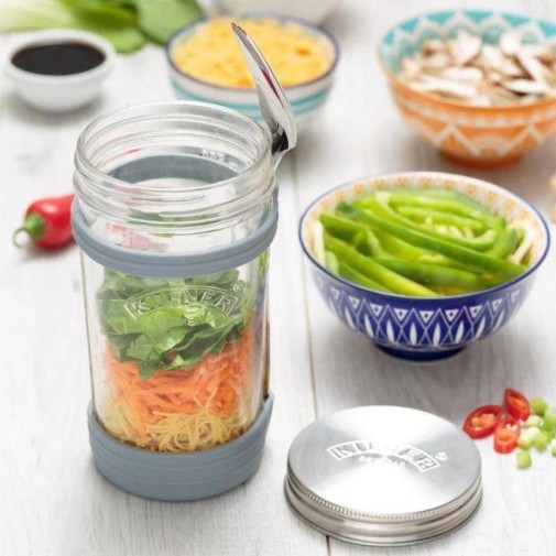 Tarro de vidrio para desayuno on the go 500 ml Kilner con la tapa abierta y ensalada en su interior