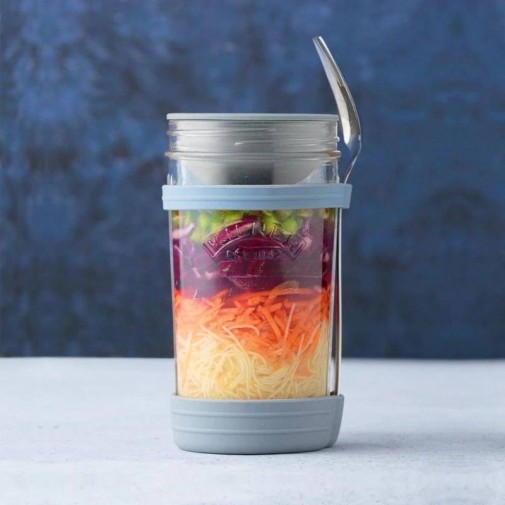 Tarro de vidrio para desayuno on the go 500 ml Kilner con la tapa cerrada y lleno de alimento