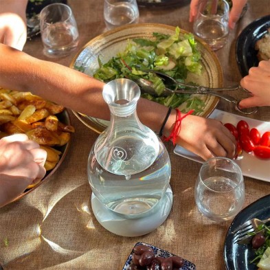 Jarra vitalizadora Mayu Swirl Dolomite en la mesa de comedor