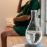 Jarra vitalizadora Mayu Swirl Dolomite creando un vórtice de agua en su interior Jarra vitalizadora Mayu Swirl Dolomite creando un vórtice de agua en su interior
