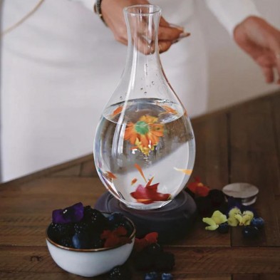 Jarra vitalizadora Mayu Swirl Graystone con flores dentro haciendo un vórtice