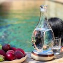 Jarra vitalizadora Mayu Swirl Earth en una mesa
