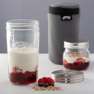 Yogur con granola y mermelada de frutas del bosque hecho con el kit de yogur Kilner