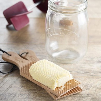 Bloque de mantequilla recien hecha con el tarro kilner para mantequilla Bloque de mantequilla recien hecha con el tarro kilner para mantequilla