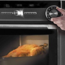 Temporizador de cocina magnético colocado en el horno para controlar el tiempo de cocción