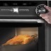 Temporizador de cocina magnético colocado en el horno para controlar el tiempo de cocción