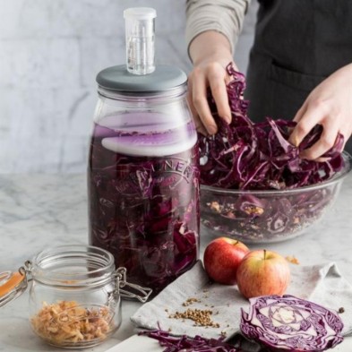 Haciendo chucrut de col morada con el set para fermentación 3L Kilner